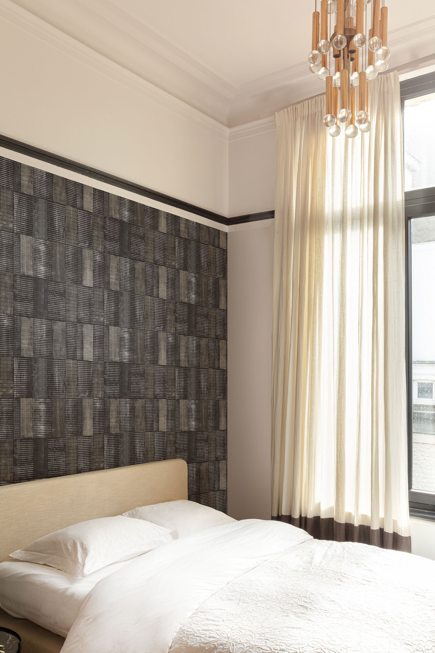 Black wallpaper with geometric pattern, SUM301, Summer, Khroma by Masureel