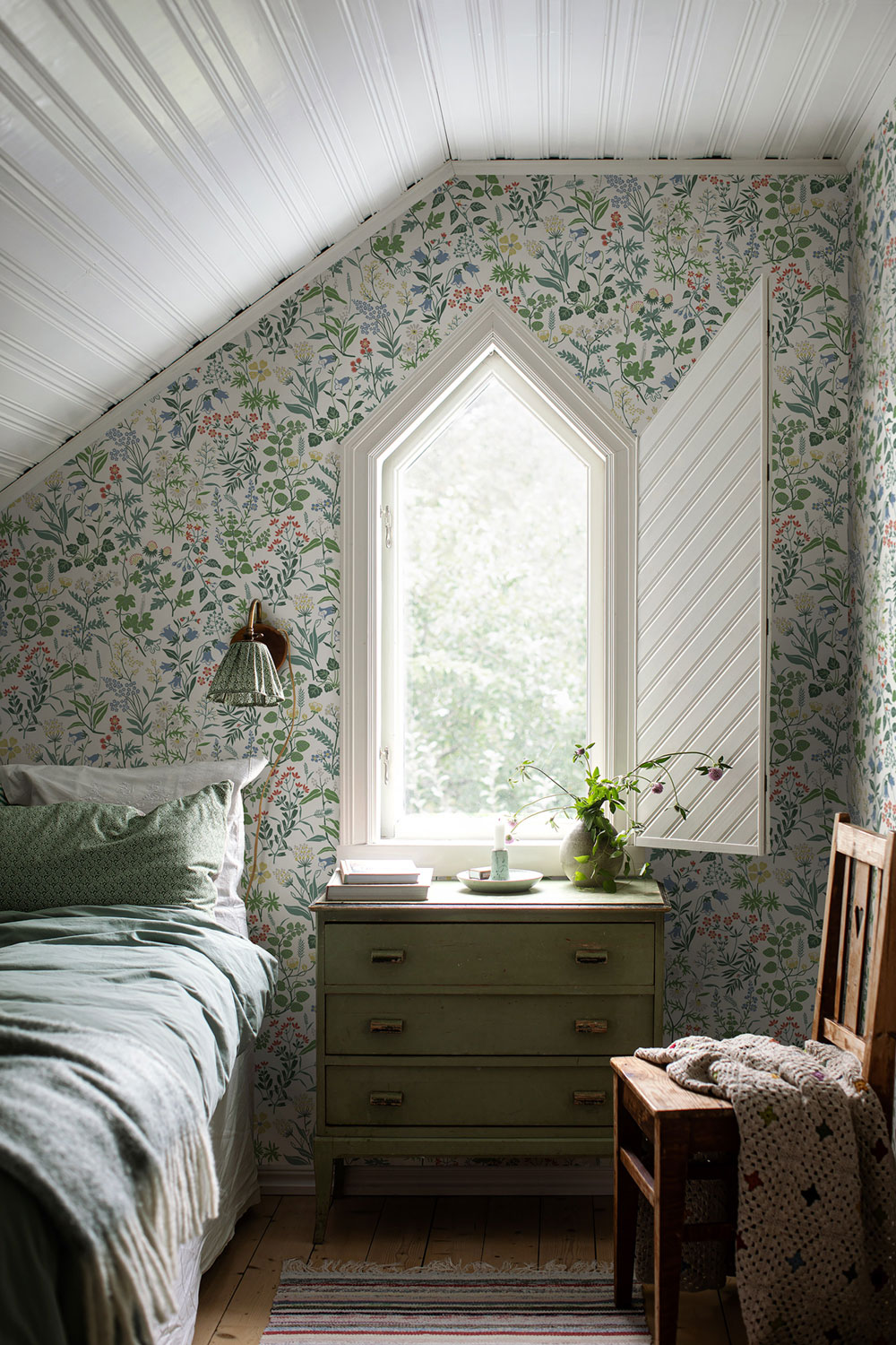 White wallpaper, meadow flowers, 4180, Alla Tiders Hus, Icons, Borastapeter